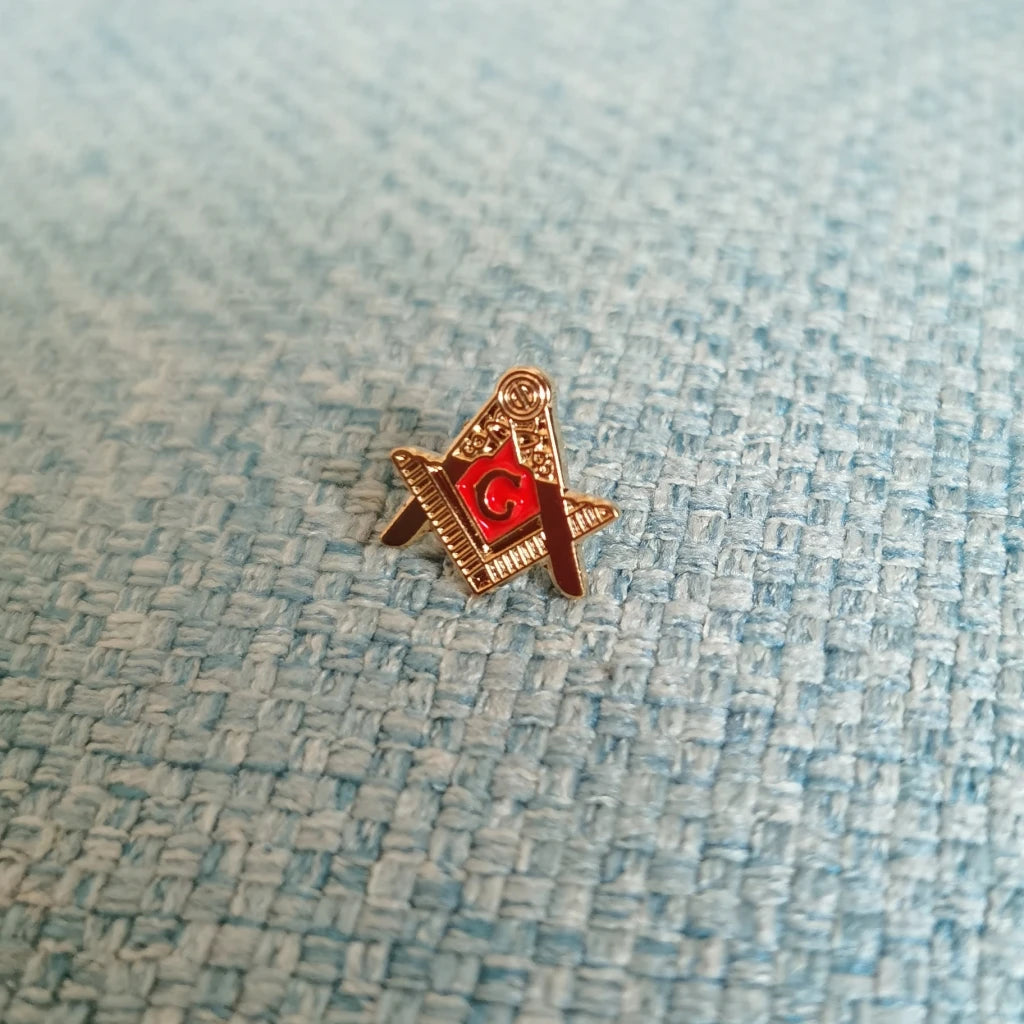 Master Mason Blue Lodge Lapel Pin - 12mm Red Enamel & Gold Plating - Bricks Masons